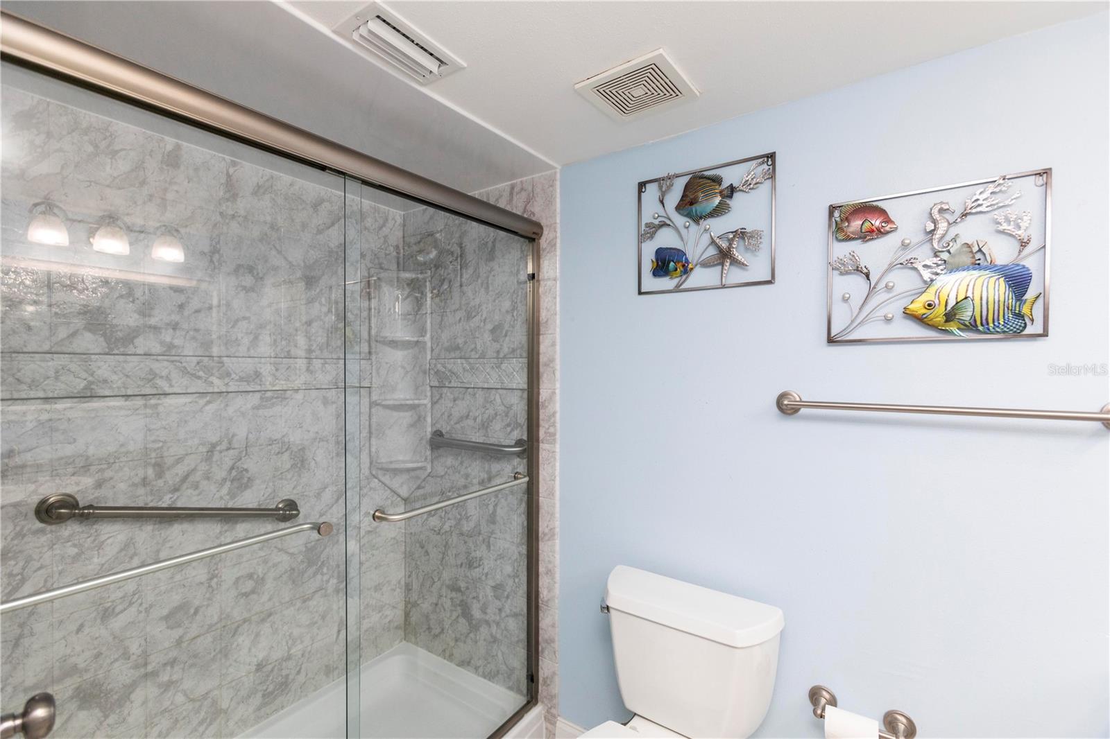Listing photo id 18 for 4452 Garnet Drive 302