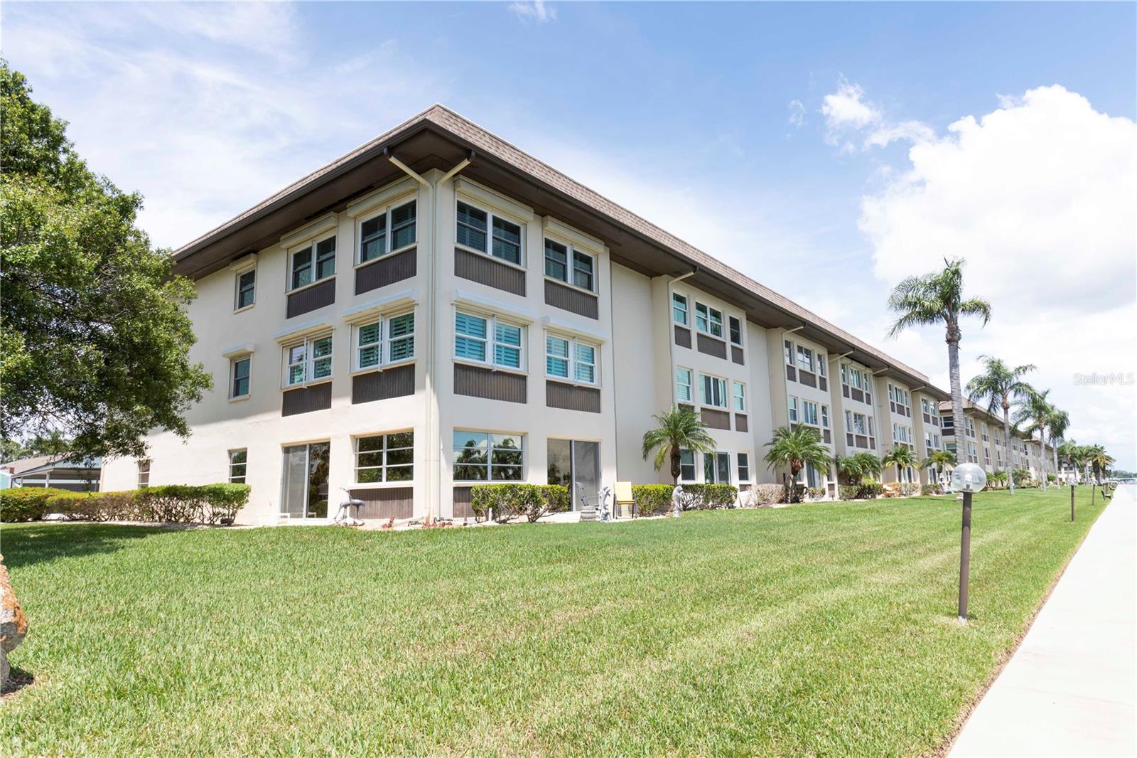 Listing photo id 22 for 4452 Garnet Drive 302