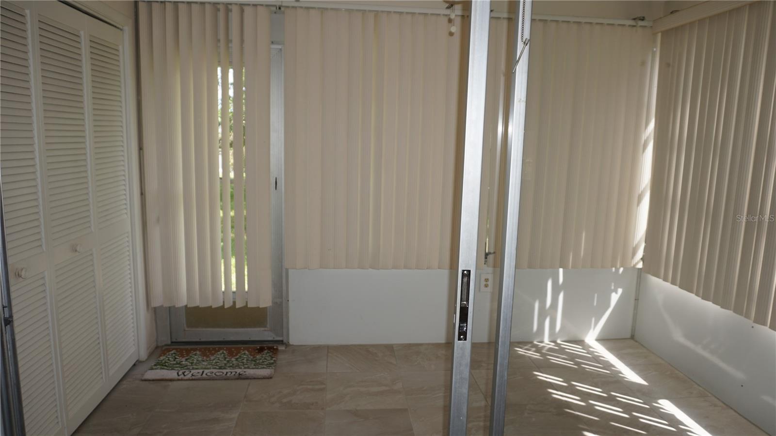 Listing photo id 12 for 12371 Dearborn Drive 0