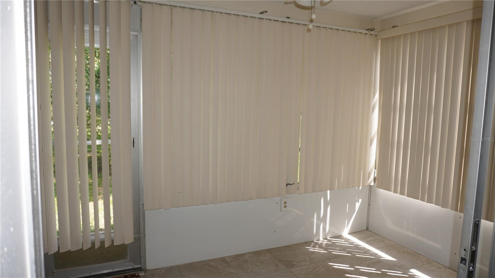 Listing photo id 13 for 12371 Dearborn Drive 0