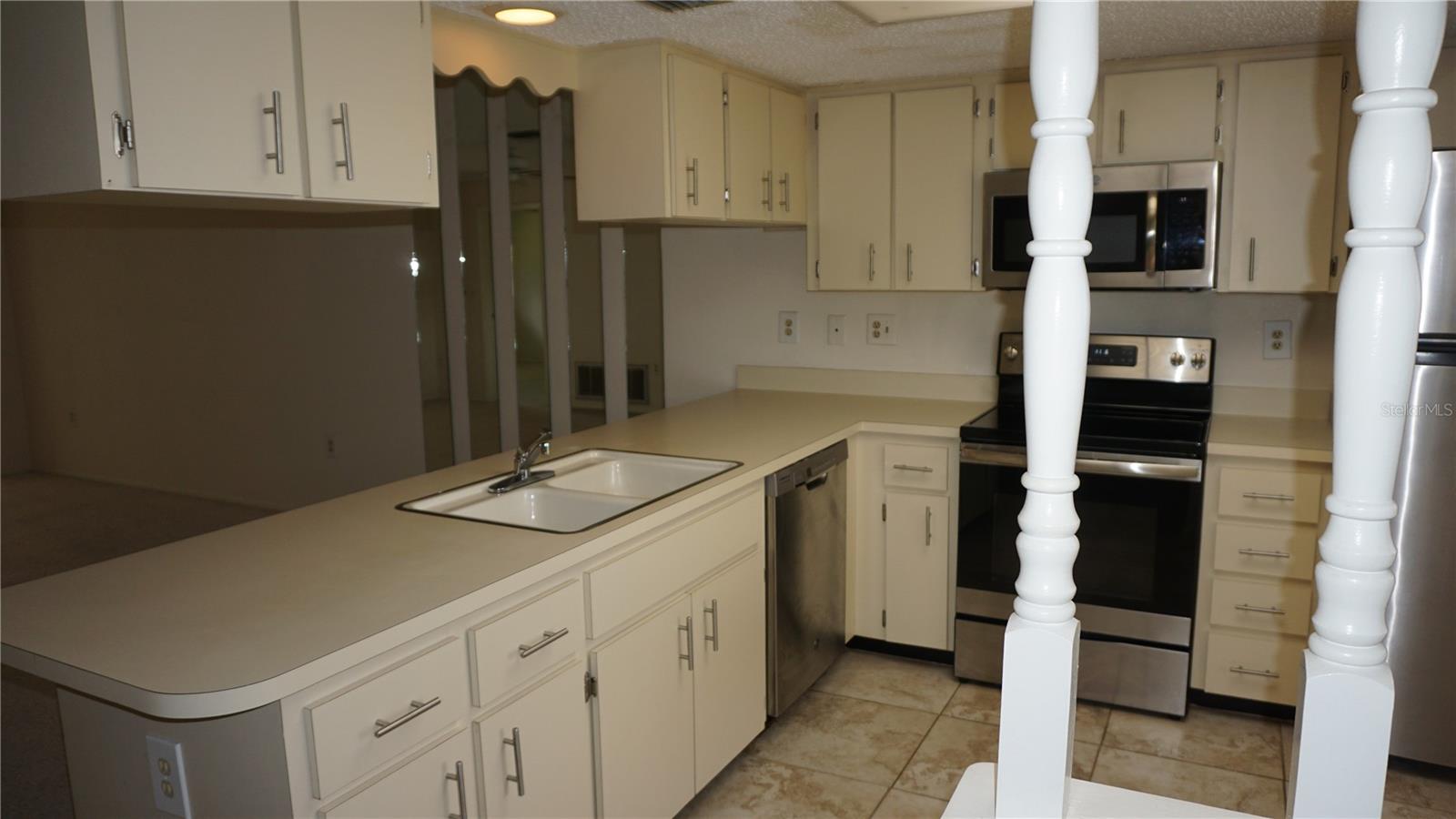Listing photo id 1 for 12371 Dearborn Drive 0