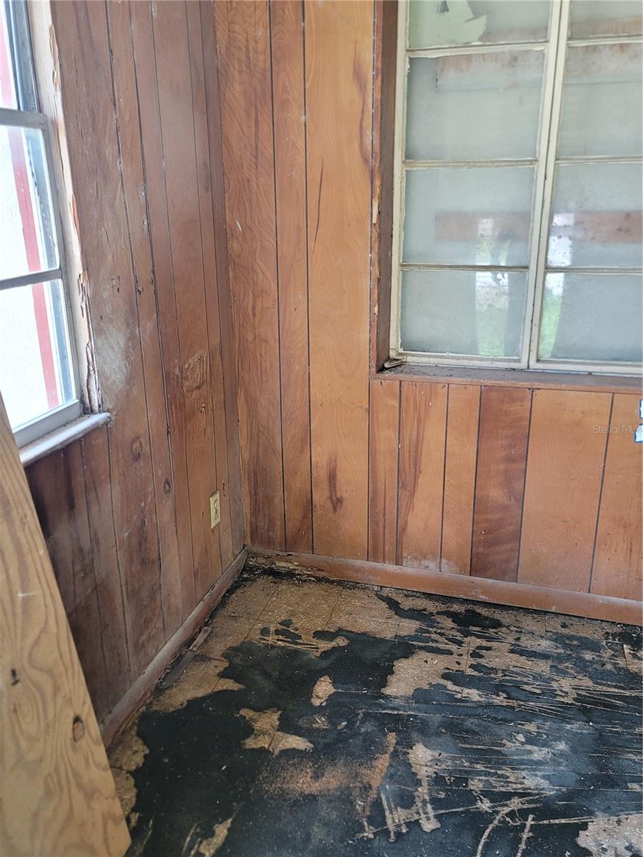 Image 18 of 23 For 805 School Street