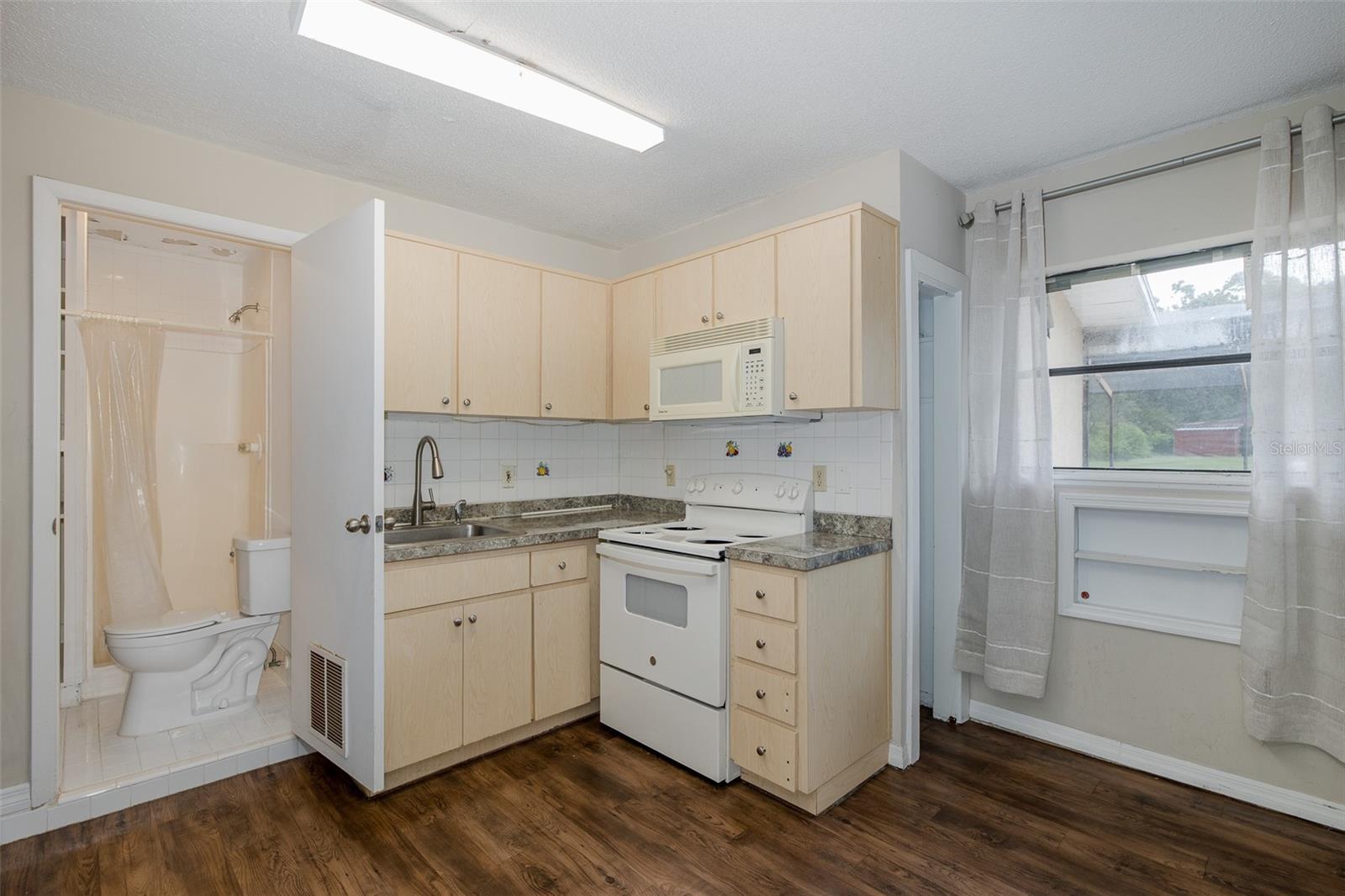 Image 60 of 81 For 9328 Fred Street