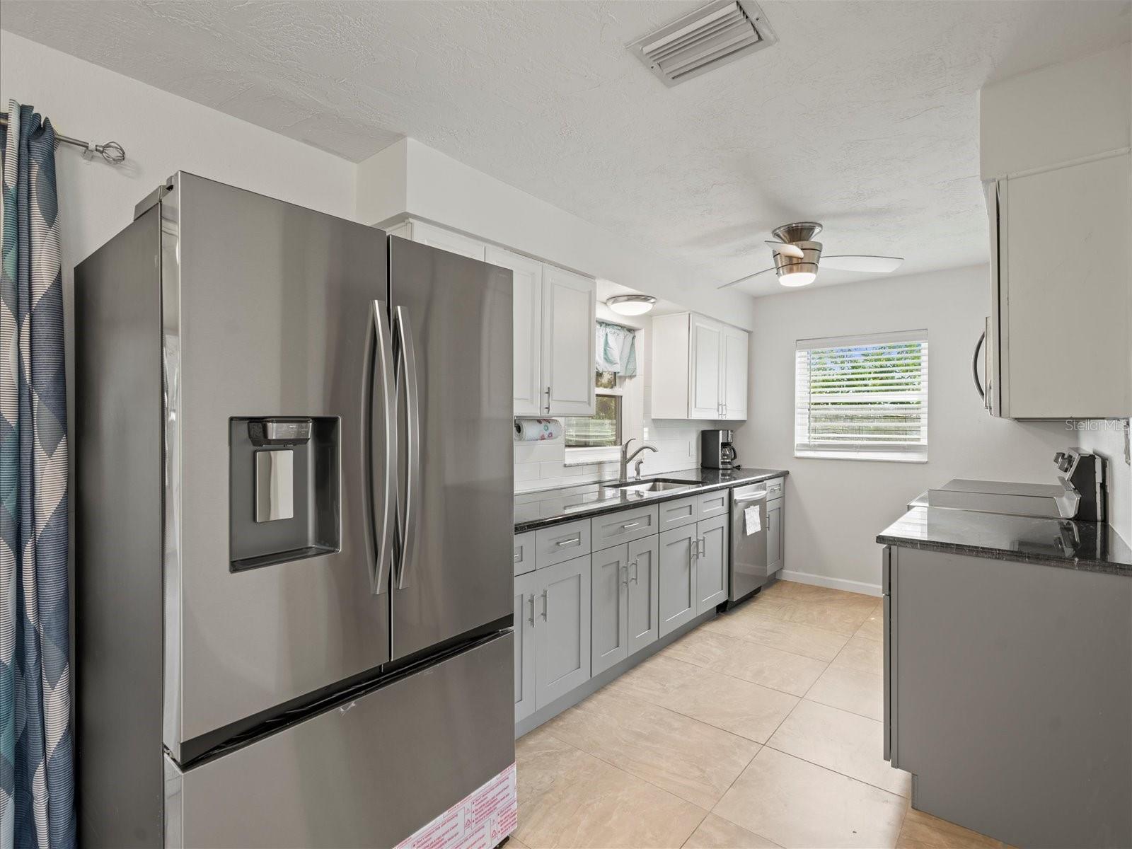 Listing photo id 9 for 4331 Tahiti Drive