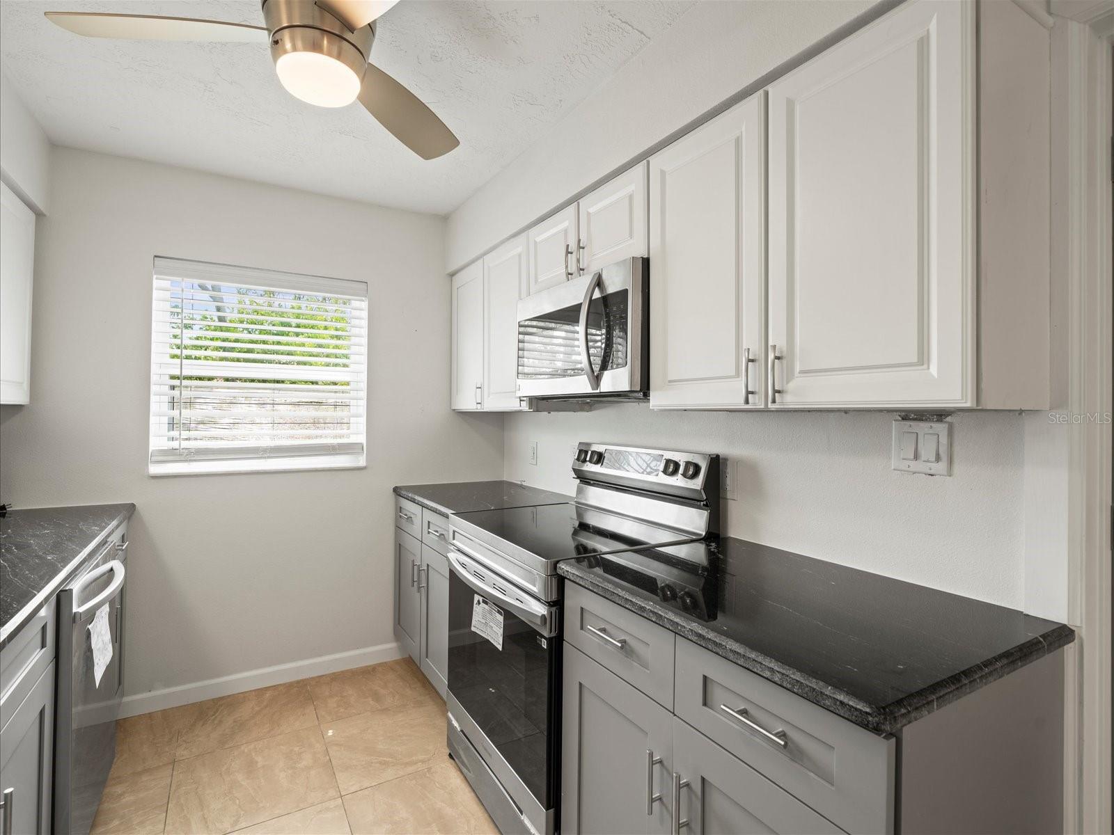 Listing photo id 11 for 4331 Tahiti Drive