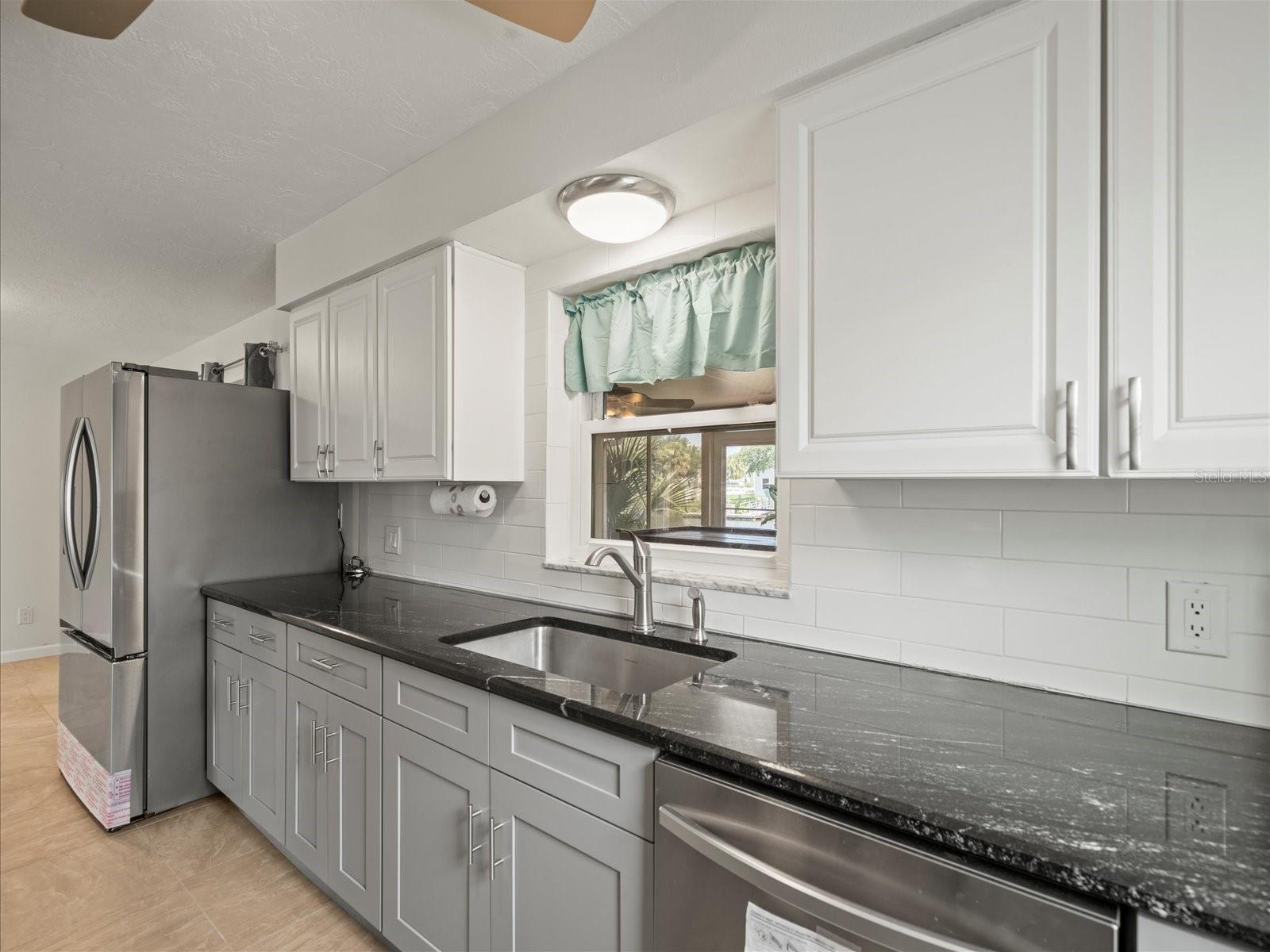 Listing photo id 12 for 4331 Tahiti Drive
