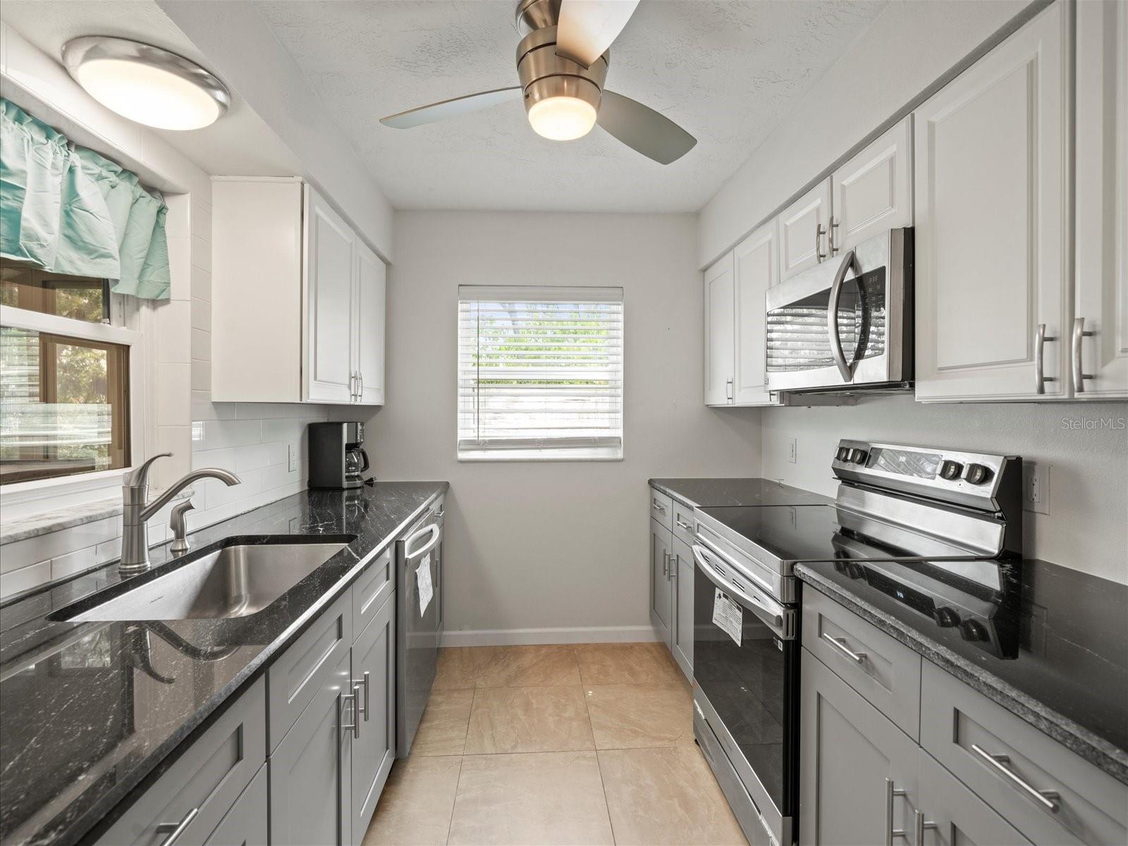 Listing photo id 14 for 4331 Tahiti Drive