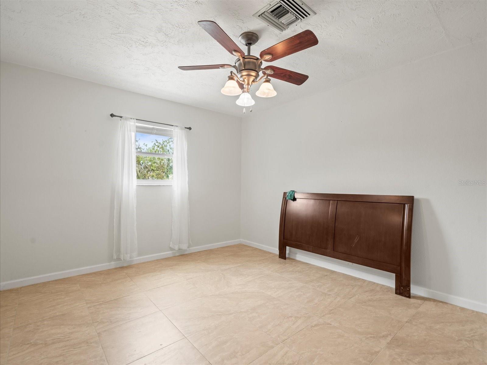 Listing photo id 15 for 4331 Tahiti Drive