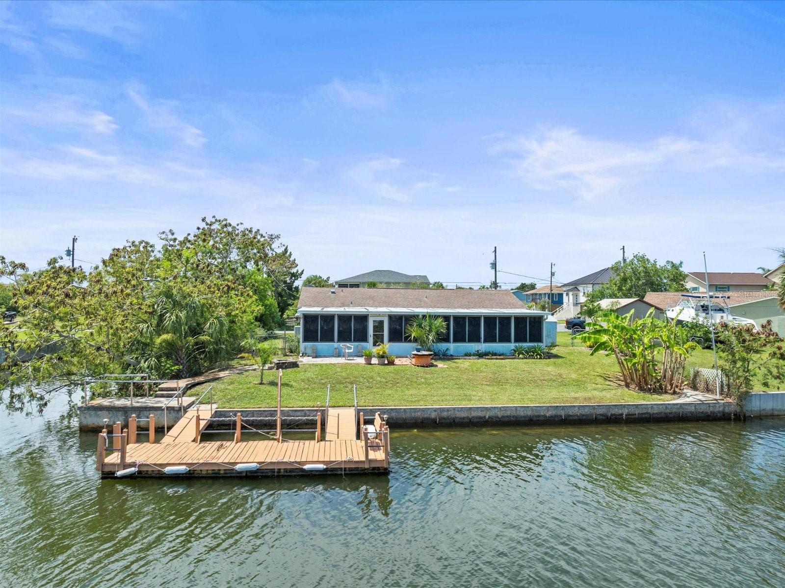Listing photo id 0 for 4331 Tahiti Drive
