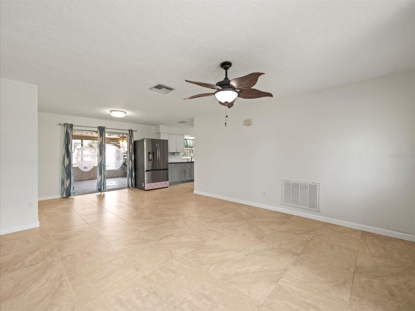 Listing photo id 3 for 4331 Tahiti Drive