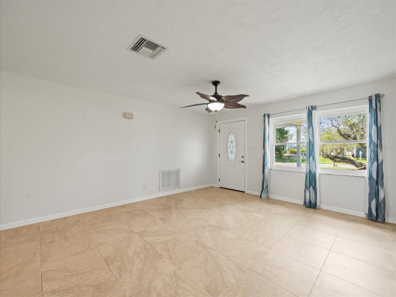 Listing photo id 4 for 4331 Tahiti Drive