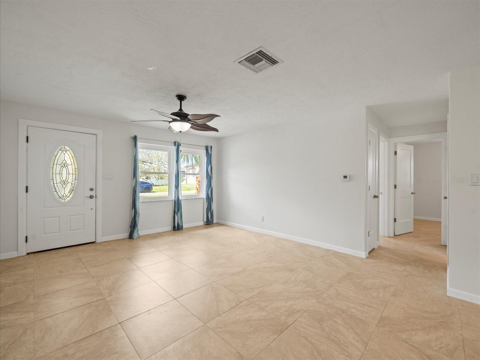 Listing photo id 5 for 4331 Tahiti Drive