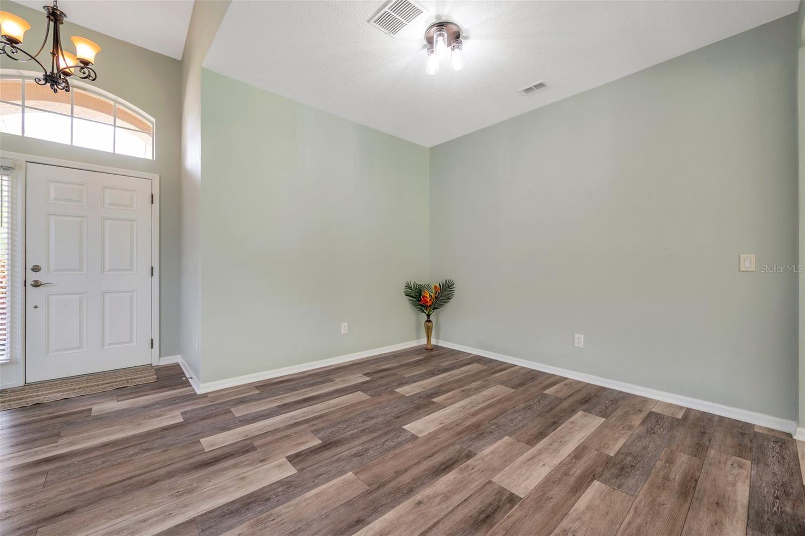 Image 11 of 100 For 10925 Oyster Bay Circle