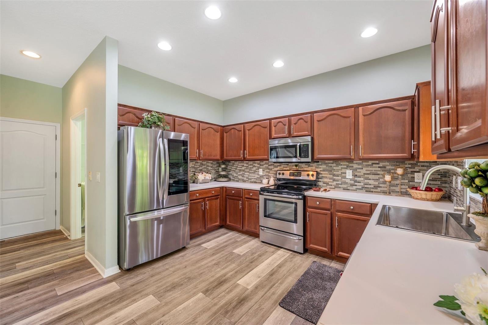 Image 26 of 100 For 10925 Oyster Bay Circle