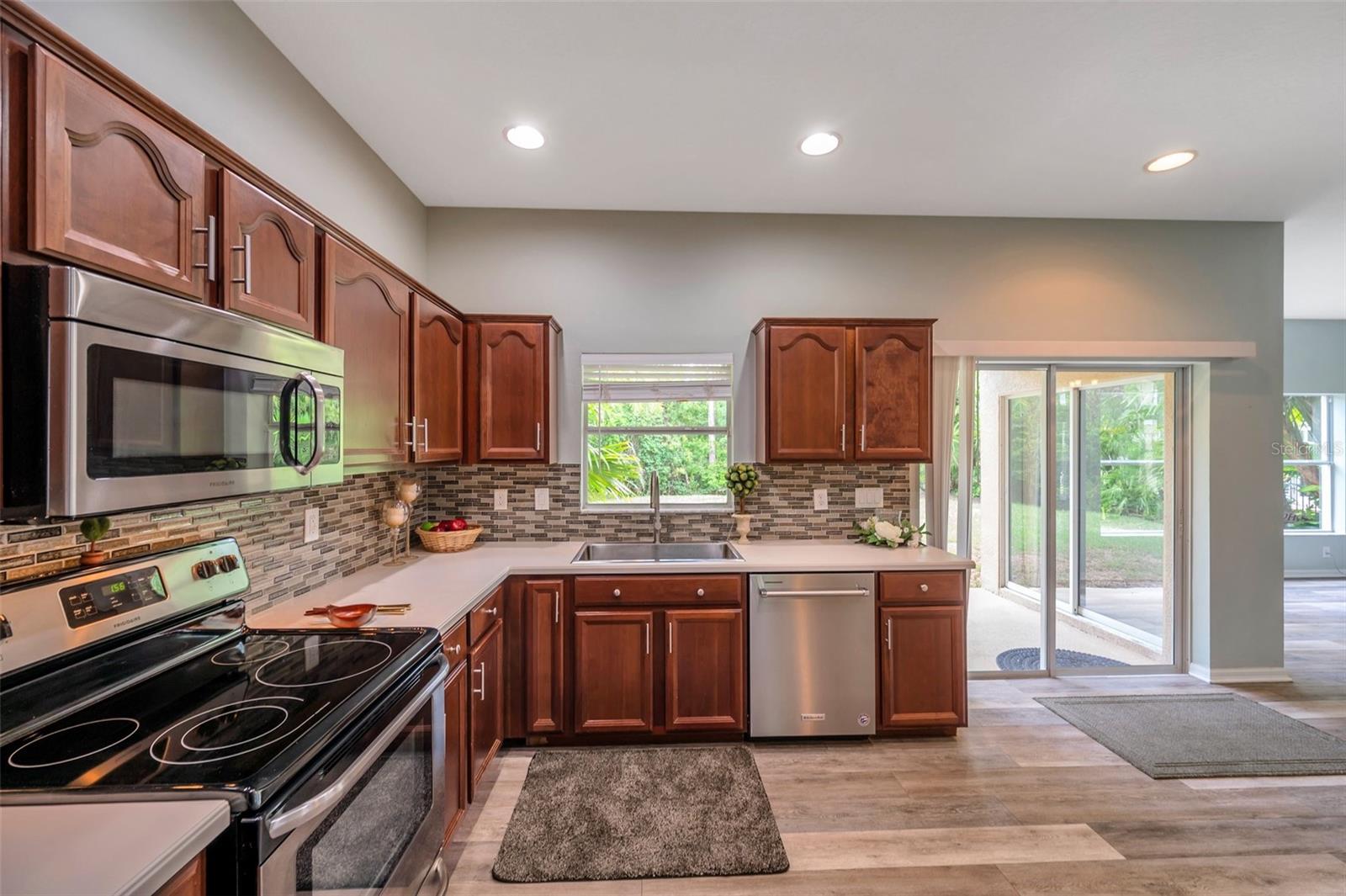 Image 28 of 100 For 10925 Oyster Bay Circle