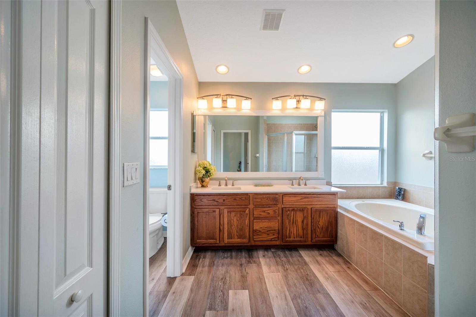 Image 40 of 100 For 10925 Oyster Bay Circle