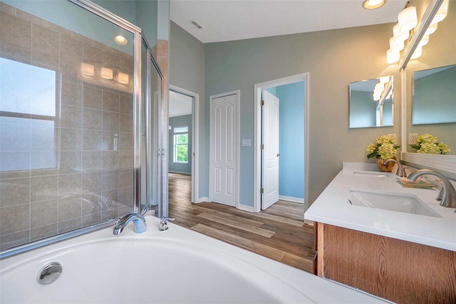 Image 43 of 100 For 10925 Oyster Bay Circle
