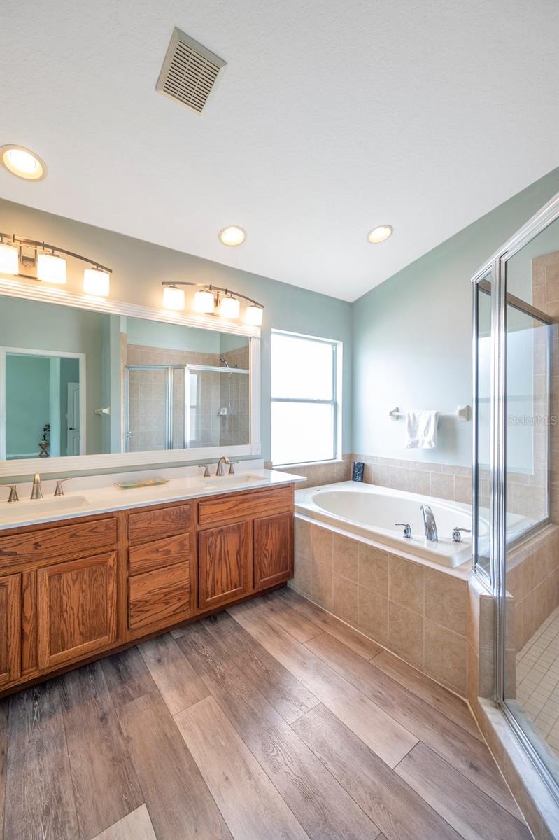 Image 44 of 100 For 10925 Oyster Bay Circle