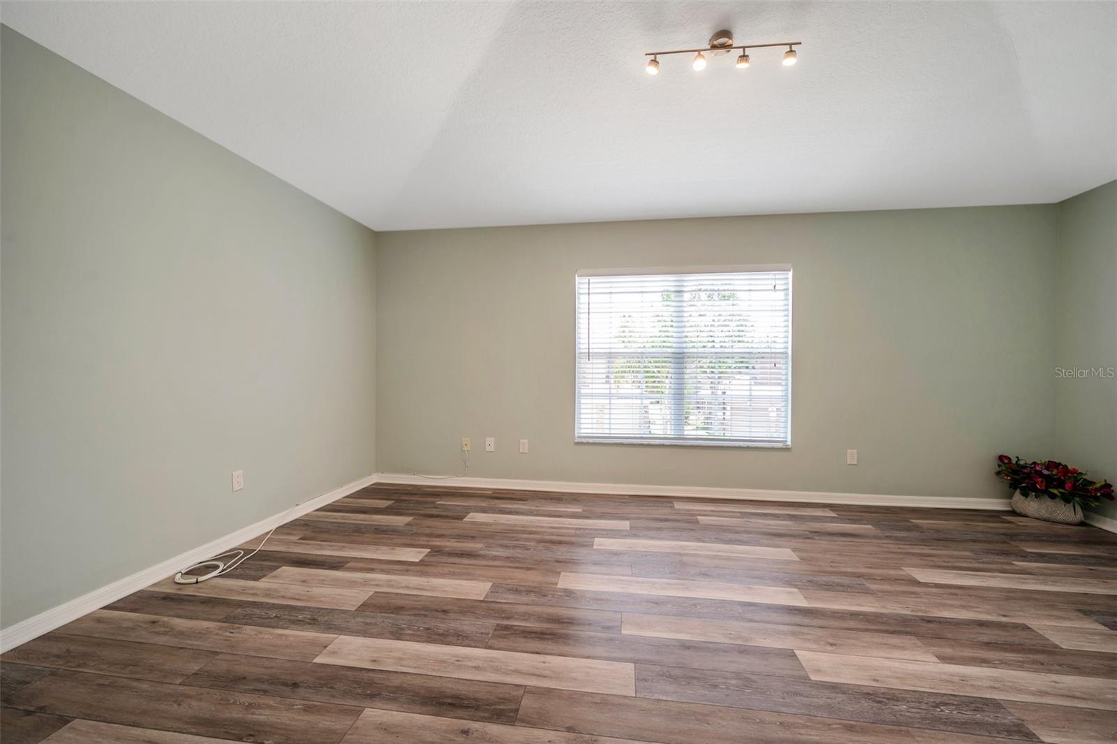 Image 47 of 100 For 10925 Oyster Bay Circle