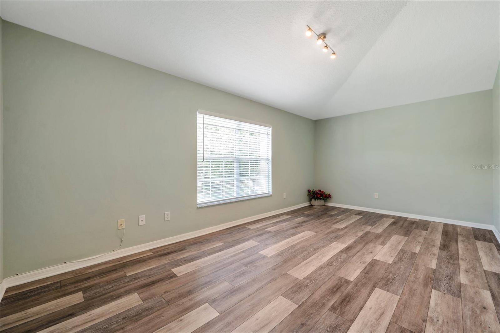 Image 49 of 100 For 10925 Oyster Bay Circle