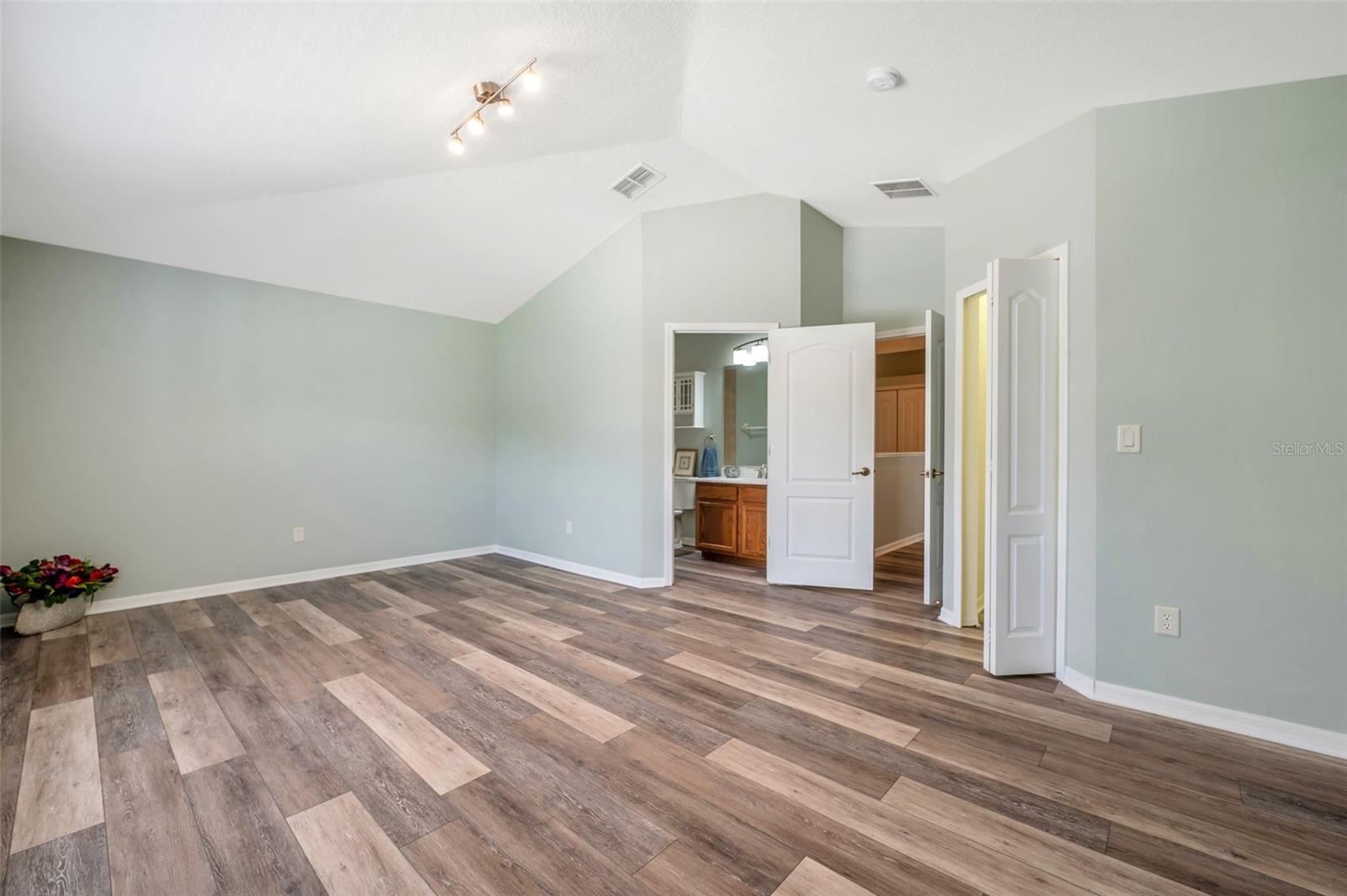 Image 50 of 100 For 10925 Oyster Bay Circle