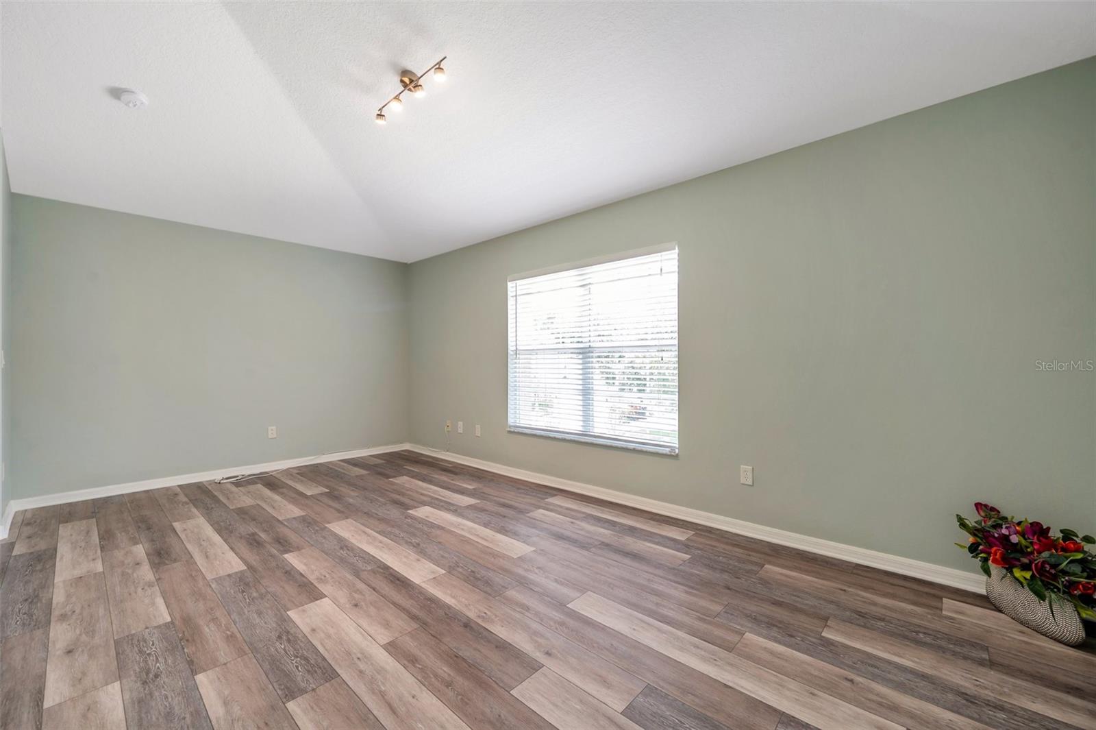 Image 52 of 100 For 10925 Oyster Bay Circle