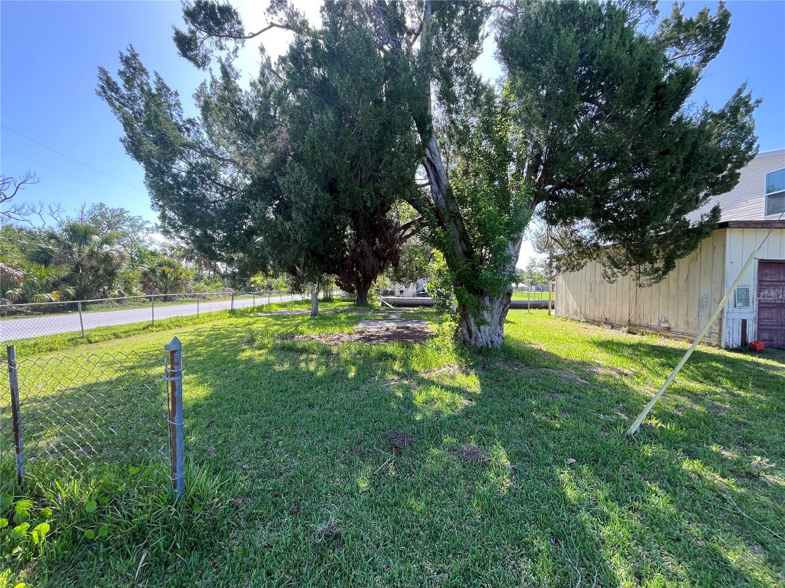 Image 19 of 22 For 14984 Edgewater Circle