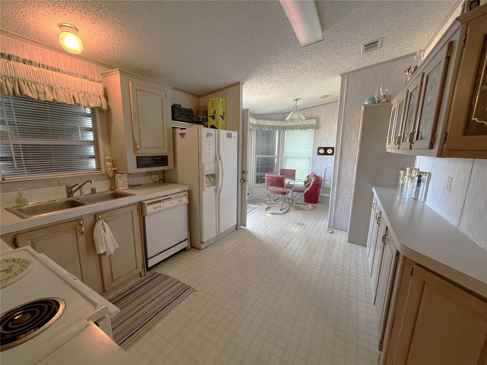 Image 5 of 22 For 14984 Edgewater Circle
