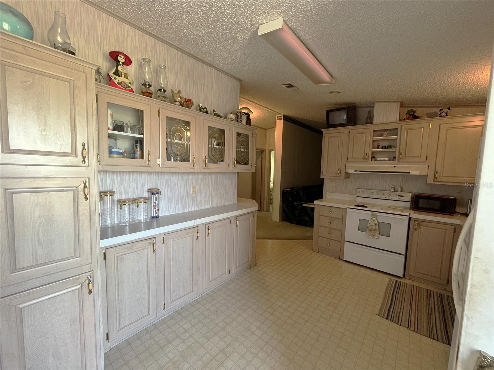 Image 6 of 22 For 14984 Edgewater Circle