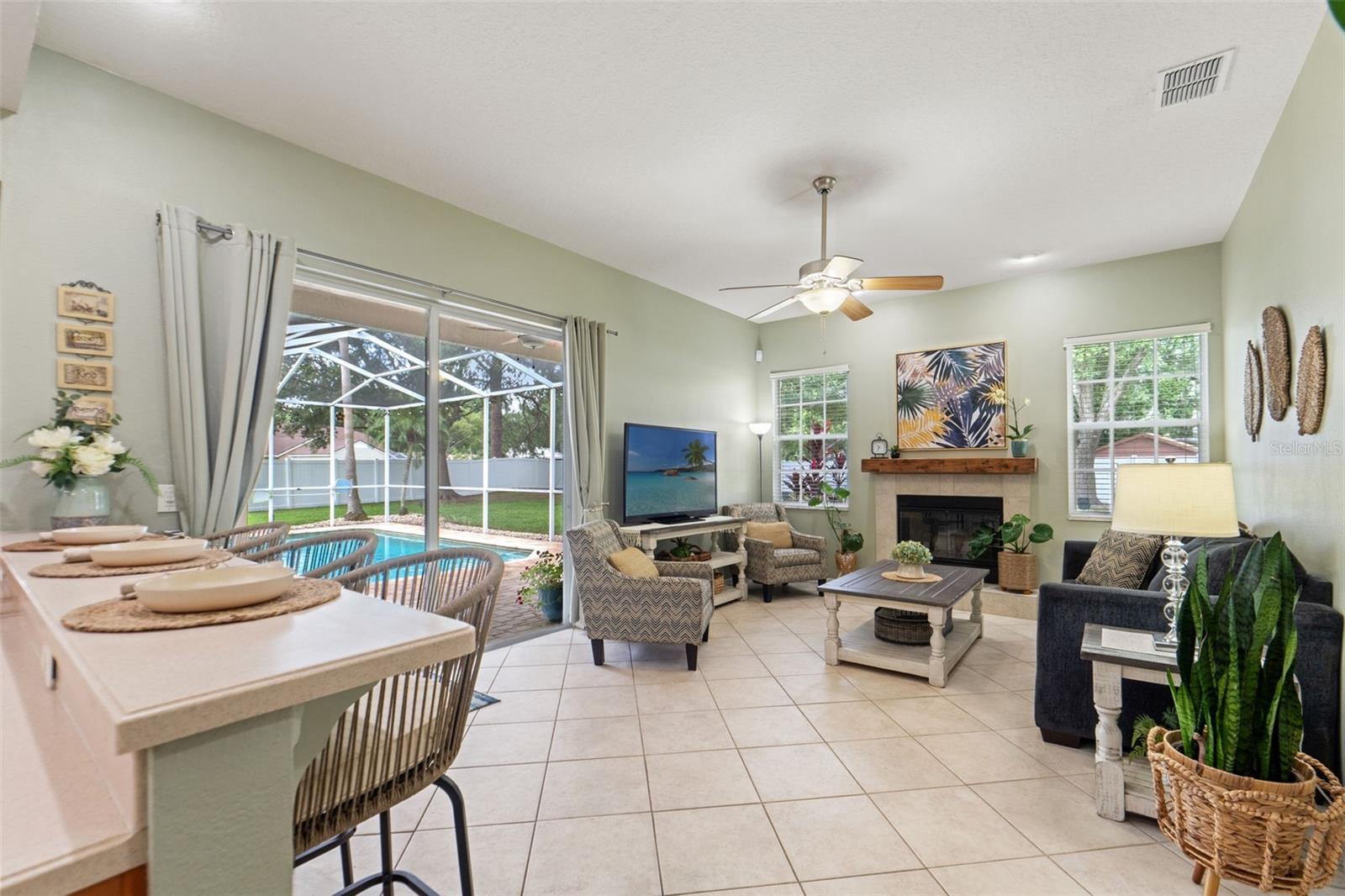 Listing photo id 8 for 3901 Sandalwood Drive