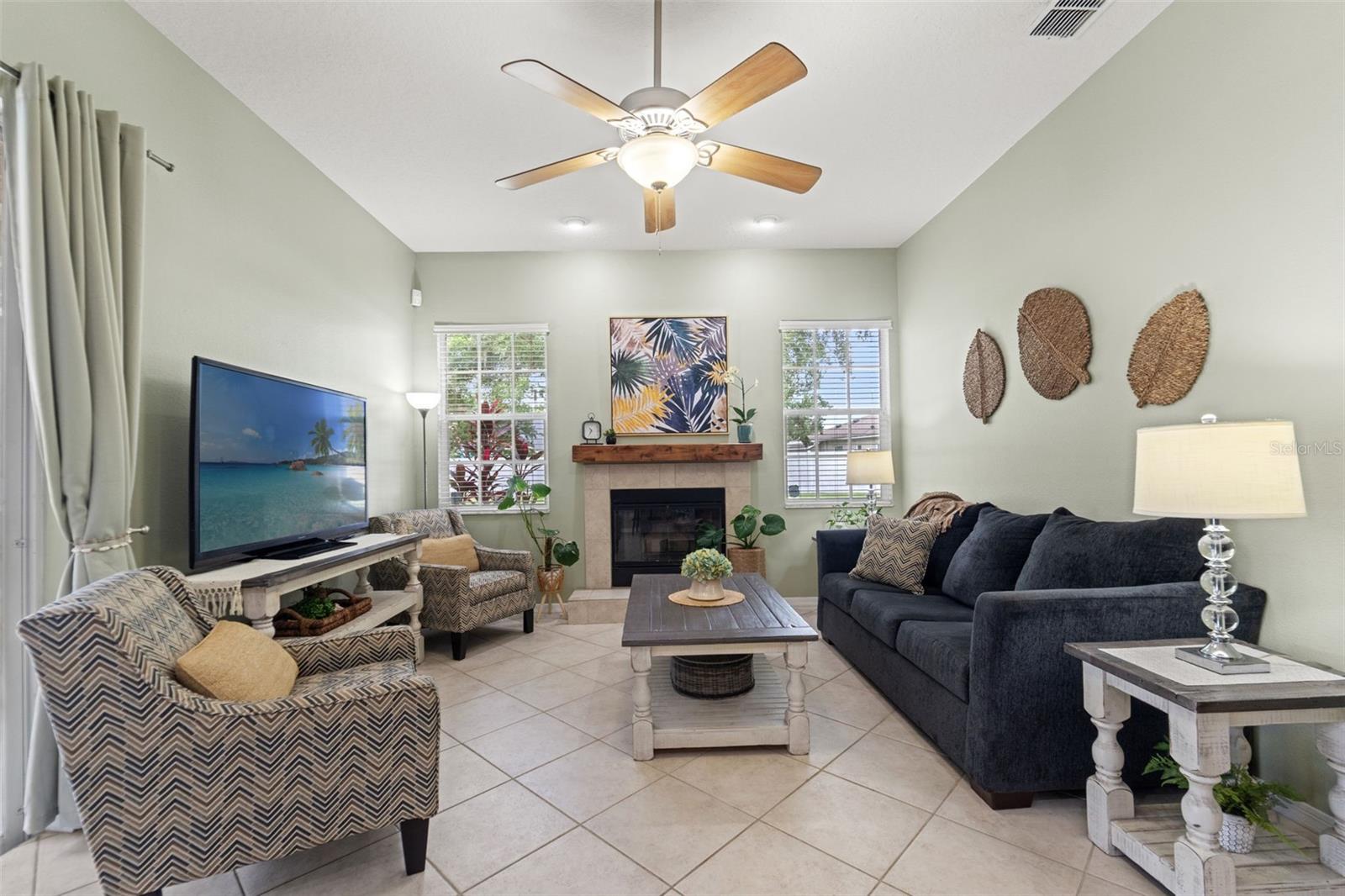 Listing photo id 9 for 3901 Sandalwood Drive