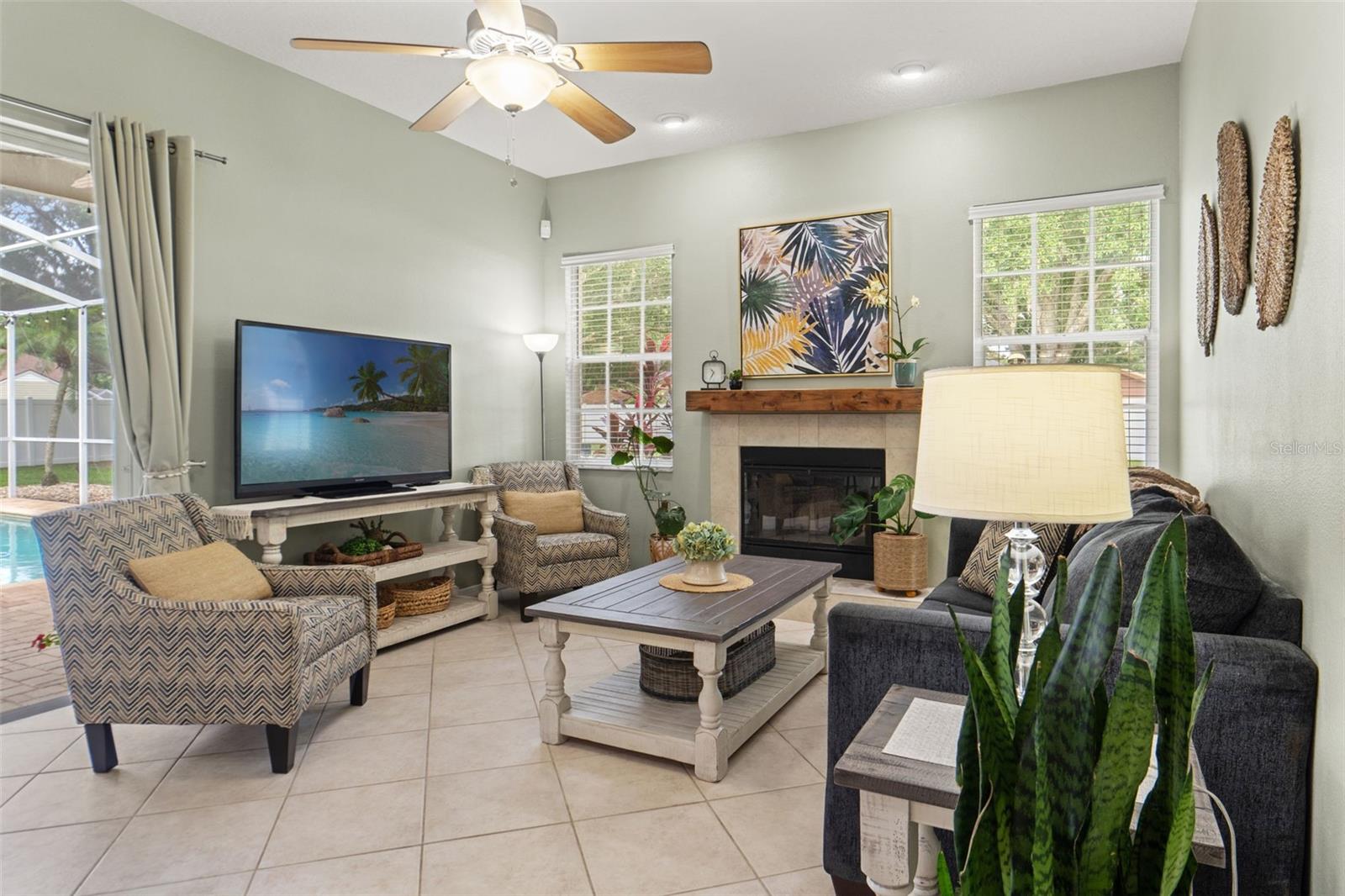Listing photo id 10 for 3901 Sandalwood Drive