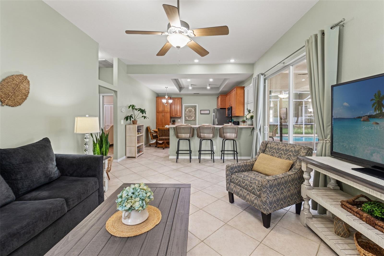 Listing photo id 11 for 3901 Sandalwood Drive