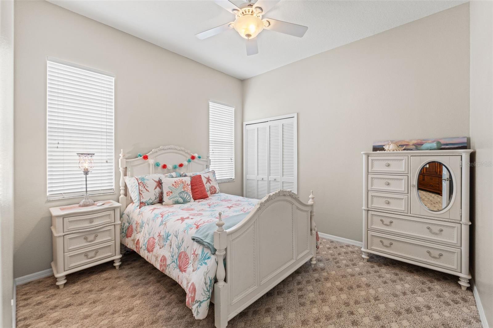 Listing photo id 13 for 3901 Sandalwood Drive