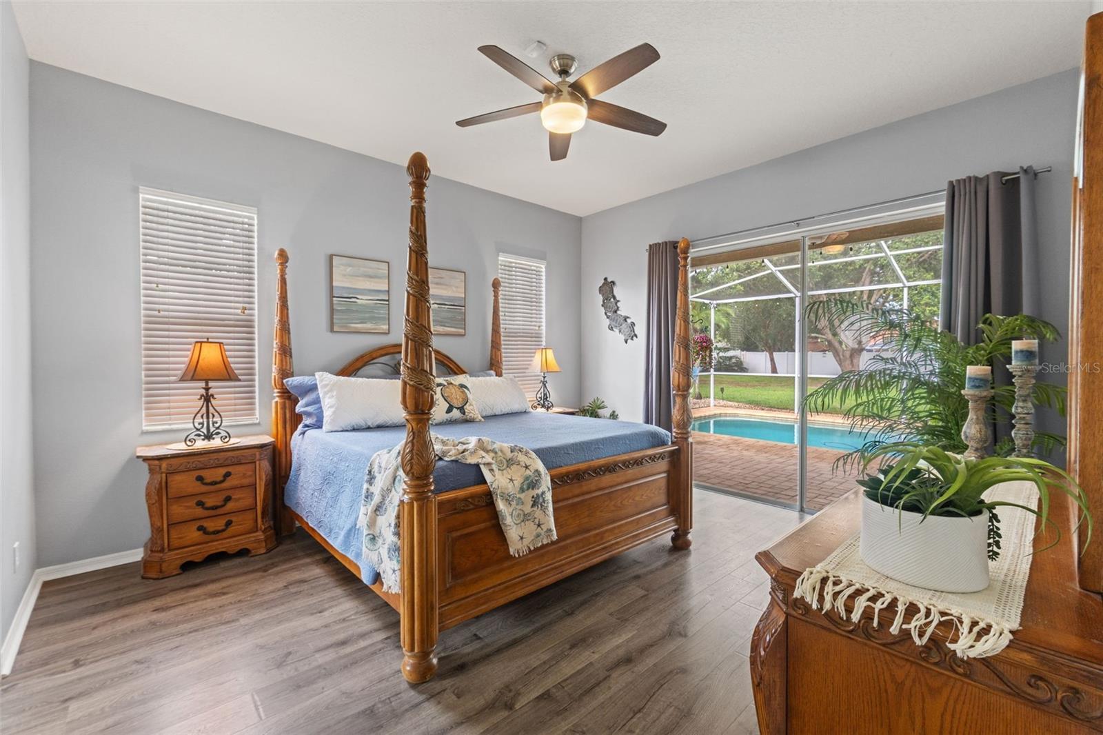 Listing photo id 15 for 3901 Sandalwood Drive