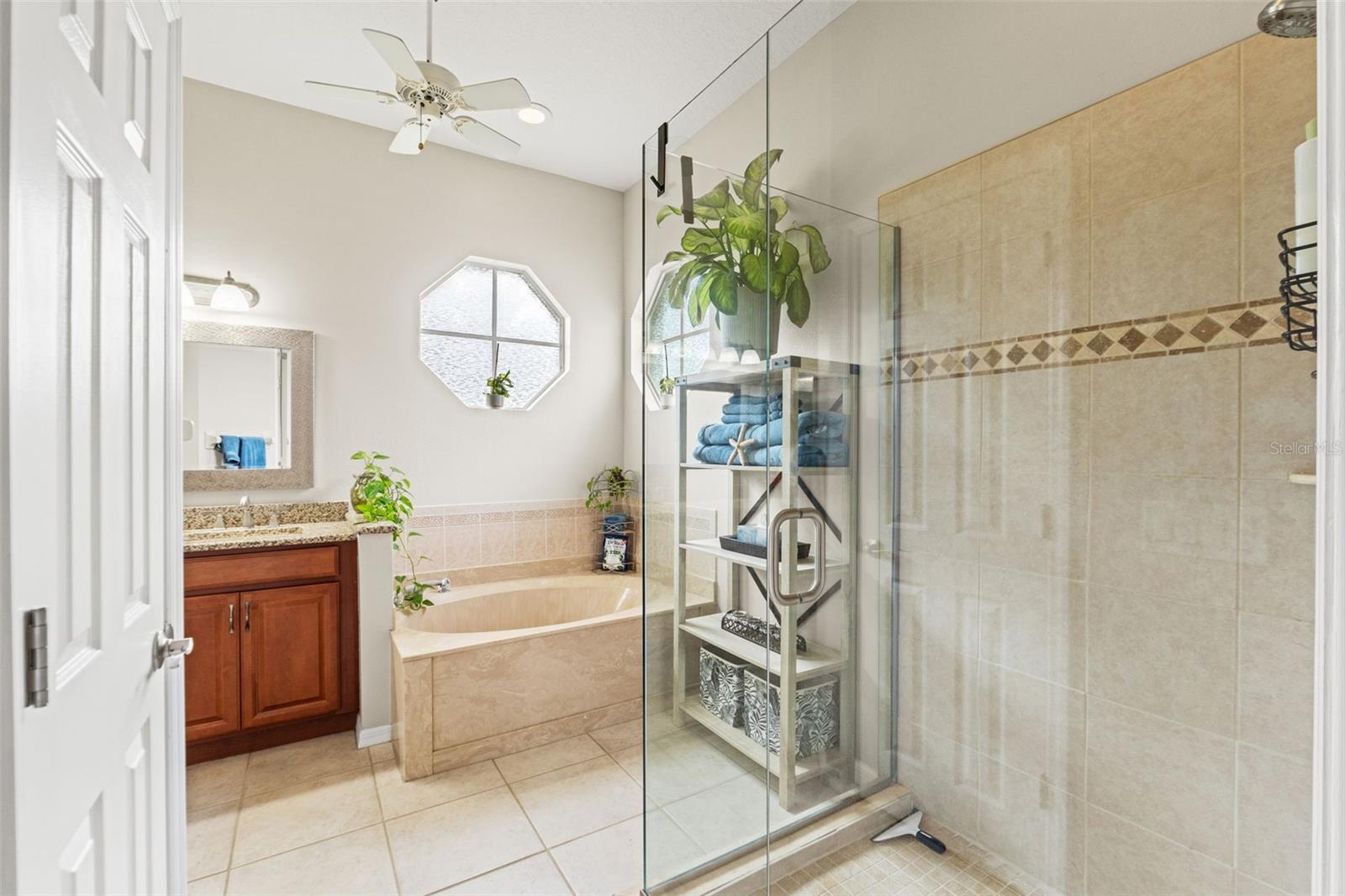 Listing photo id 16 for 3901 Sandalwood Drive