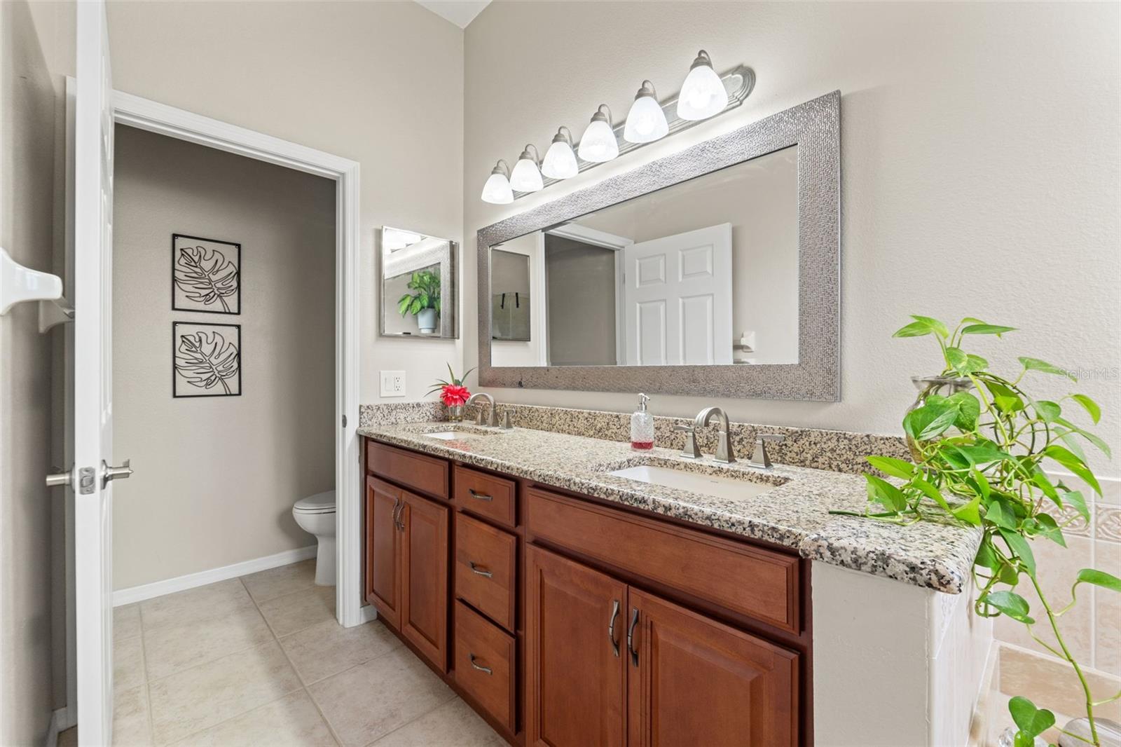 Listing photo id 17 for 3901 Sandalwood Drive