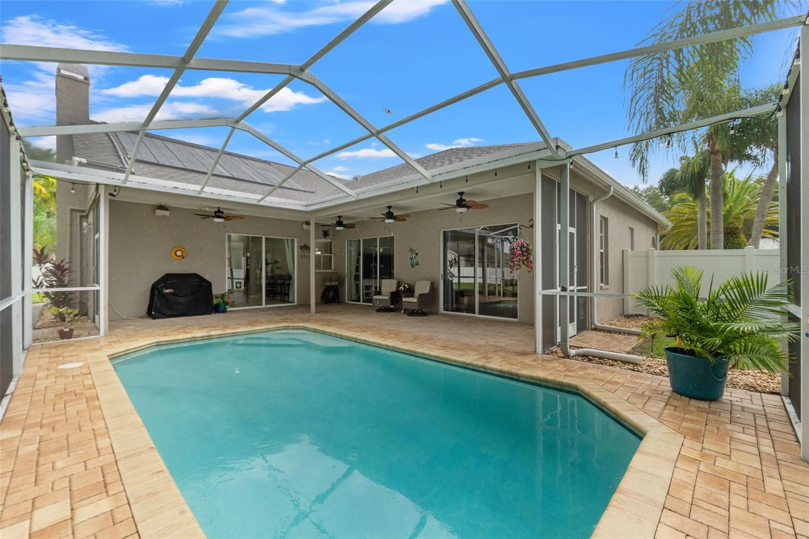 Listing photo id 18 for 3901 Sandalwood Drive