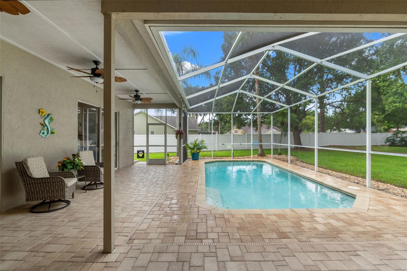 Listing photo id 19 for 3901 Sandalwood Drive