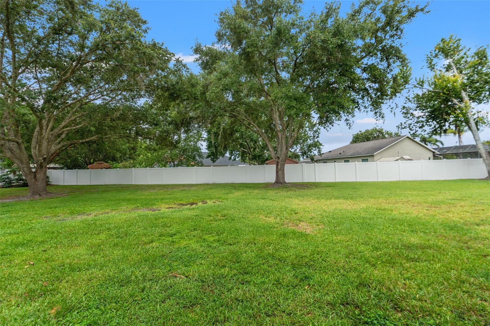 Listing photo id 20 for 3901 Sandalwood Drive