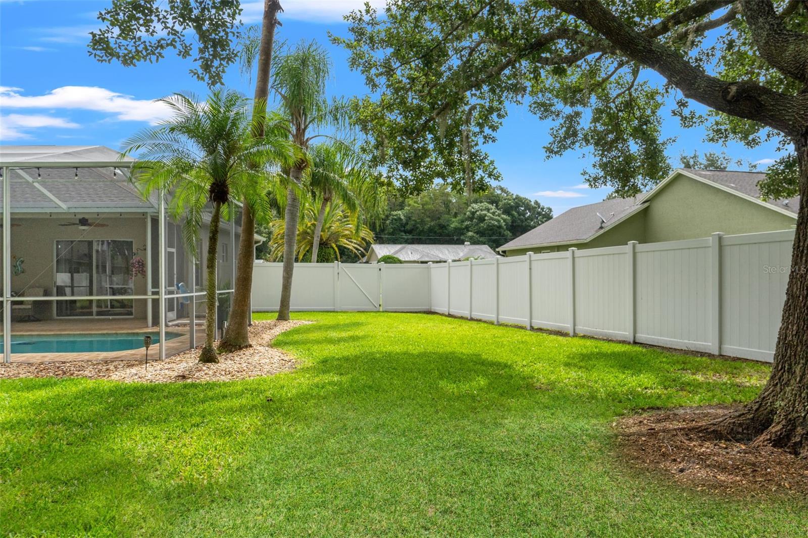 Listing photo id 21 for 3901 Sandalwood Drive
