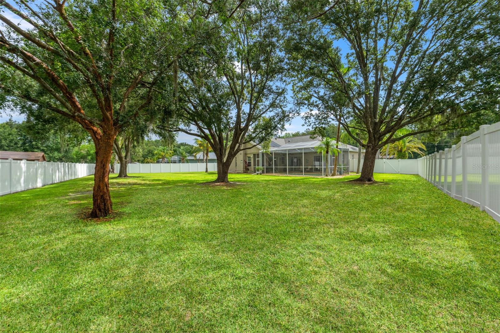 Listing photo id 22 for 3901 Sandalwood Drive