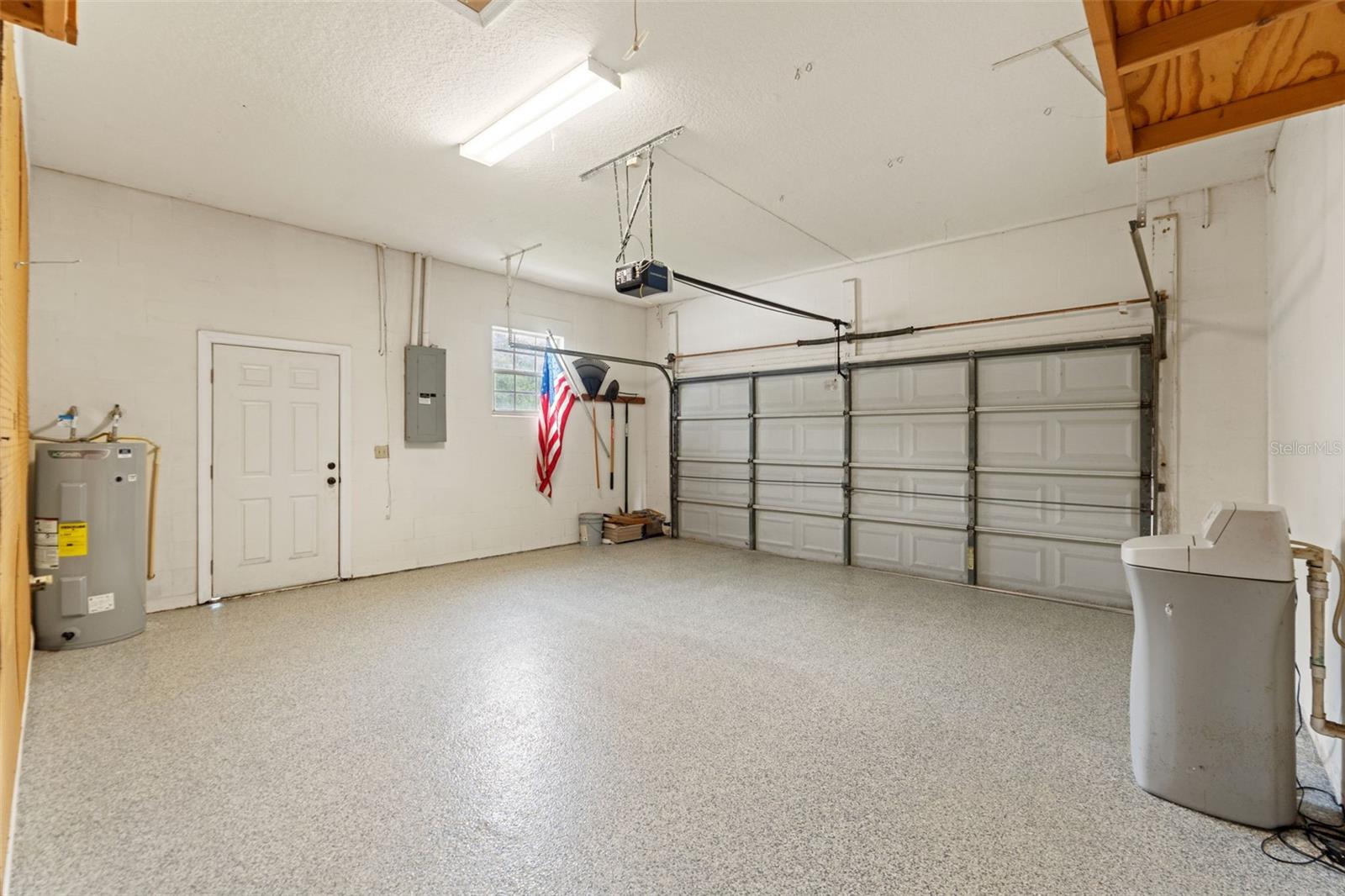 Listing photo id 24 for 3901 Sandalwood Drive