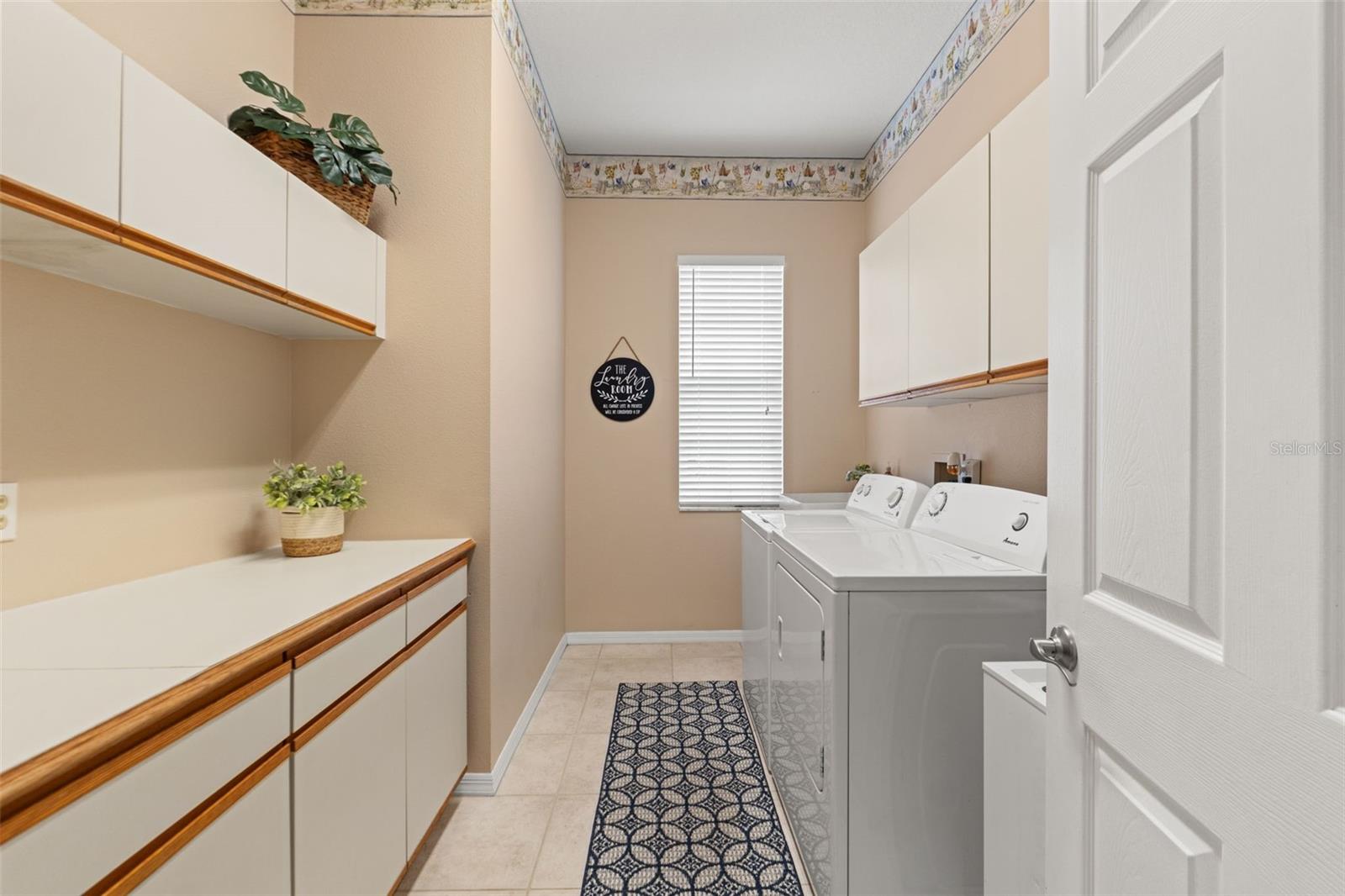 Listing photo id 25 for 3901 Sandalwood Drive