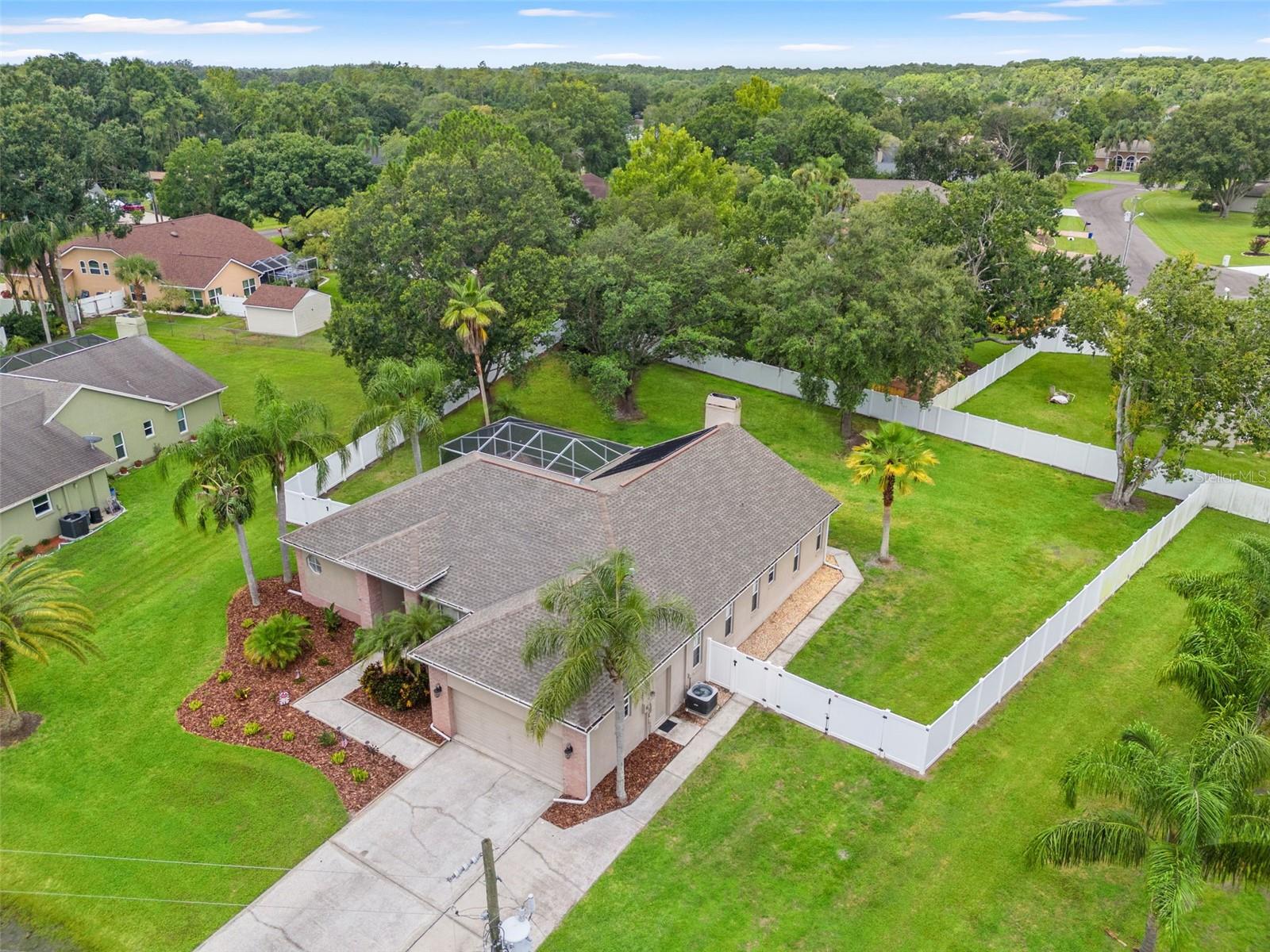 Listing photo id 1 for 3901 Sandalwood Drive