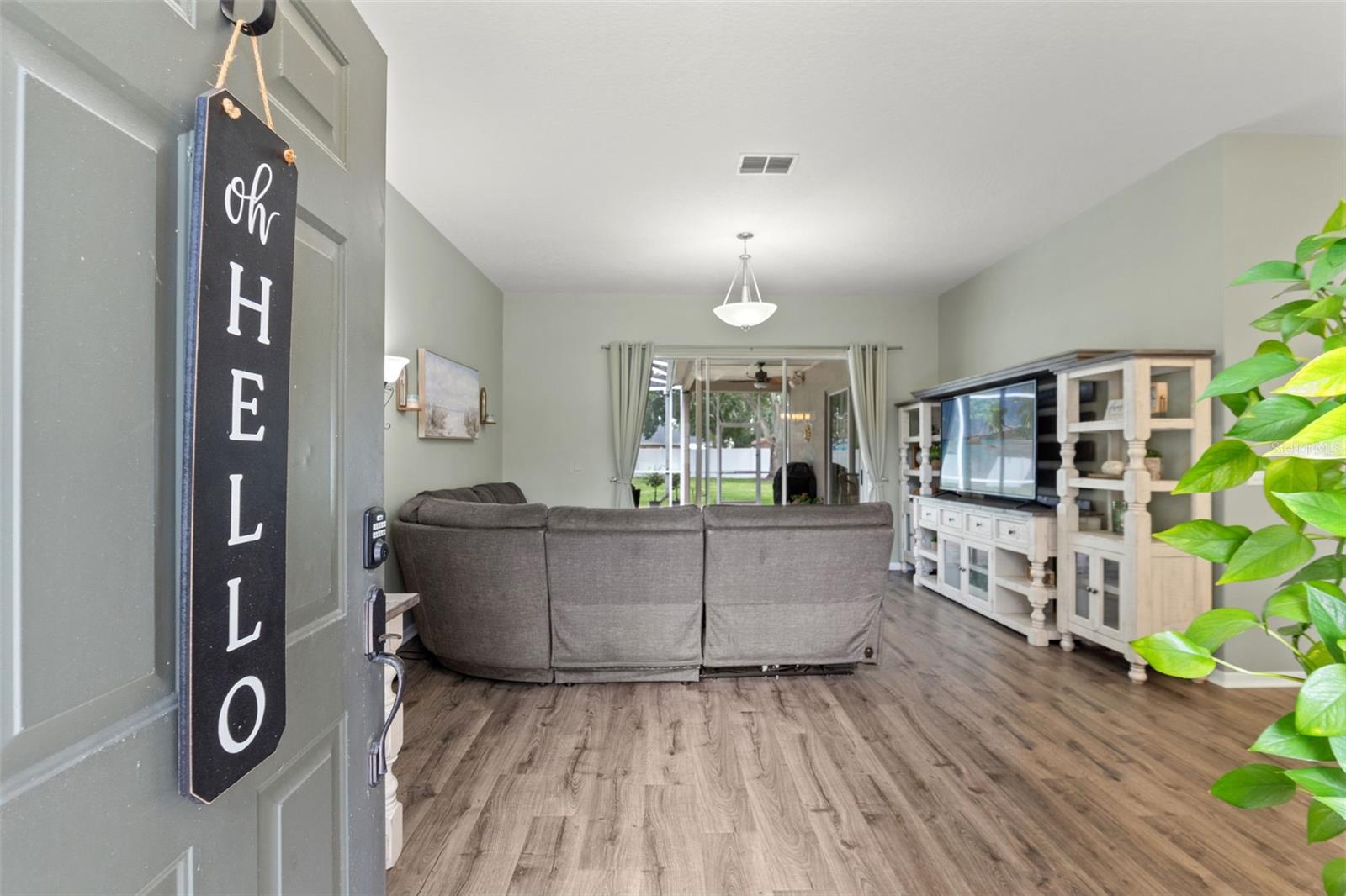 Listing photo id 2 for 3901 Sandalwood Drive