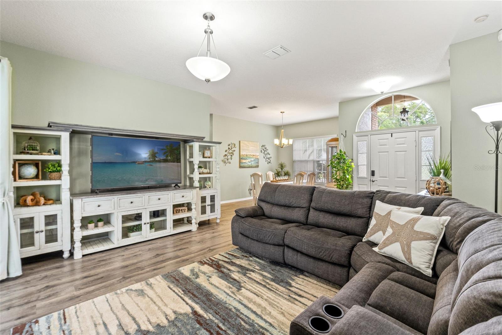 Listing photo id 3 for 3901 Sandalwood Drive