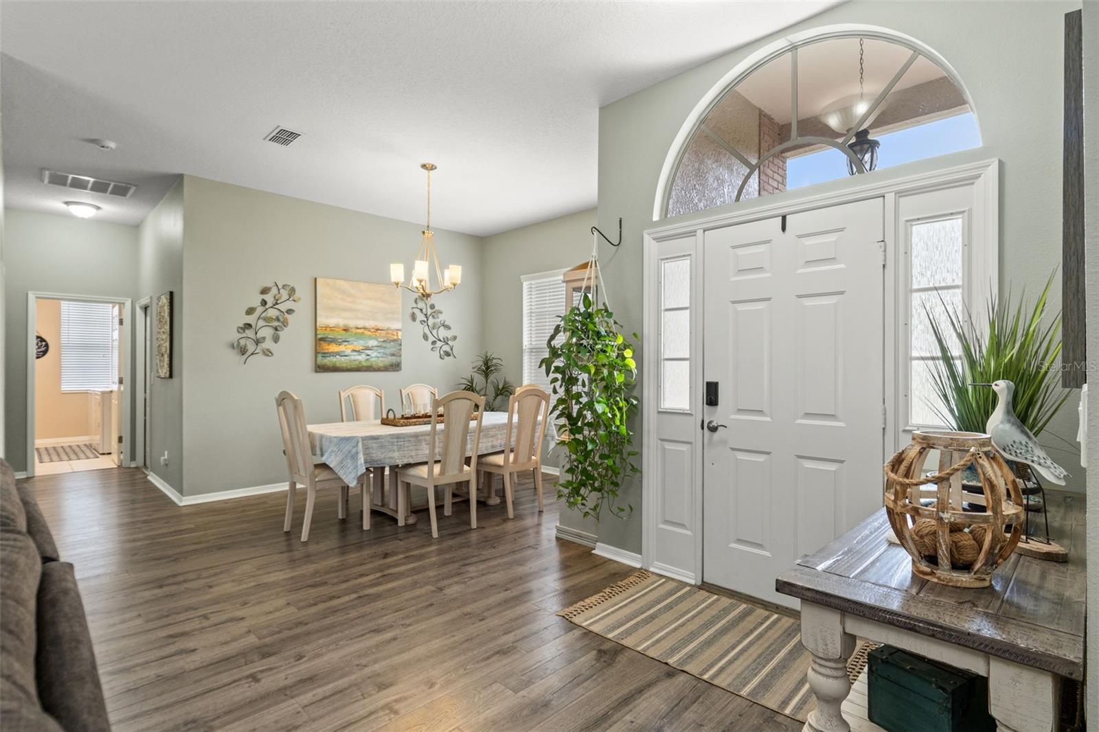 Listing photo id 4 for 3901 Sandalwood Drive