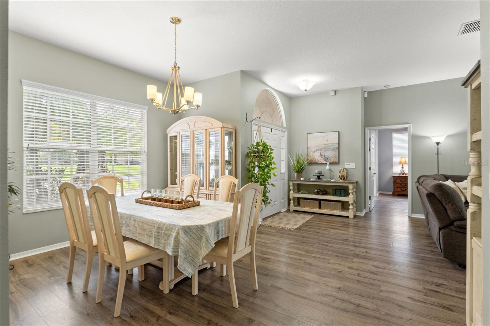 Listing photo id 5 for 3901 Sandalwood Drive