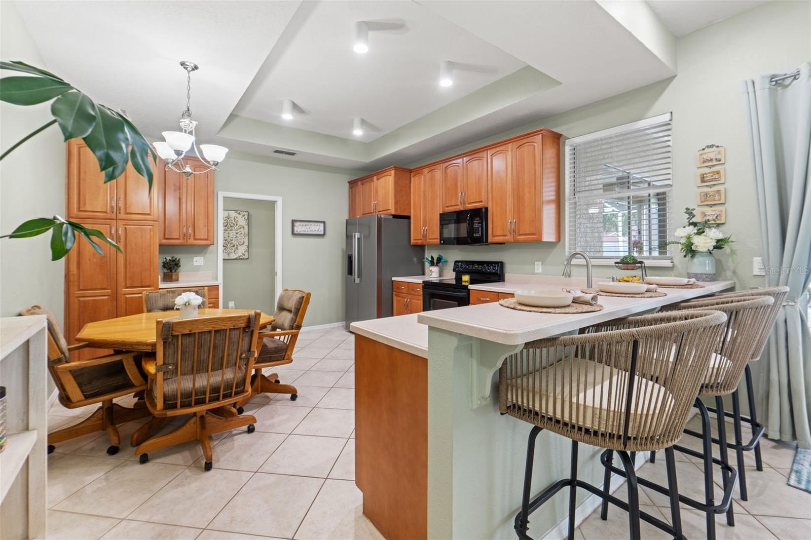 Listing photo id 6 for 3901 Sandalwood Drive